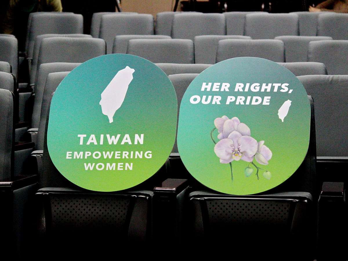 外交部在紐約舉辦「台灣性別平等週」，以蘭花為主軸、搭配Her Rights, Our Pride標語 (央廣檔案/記者王照坤 攝)