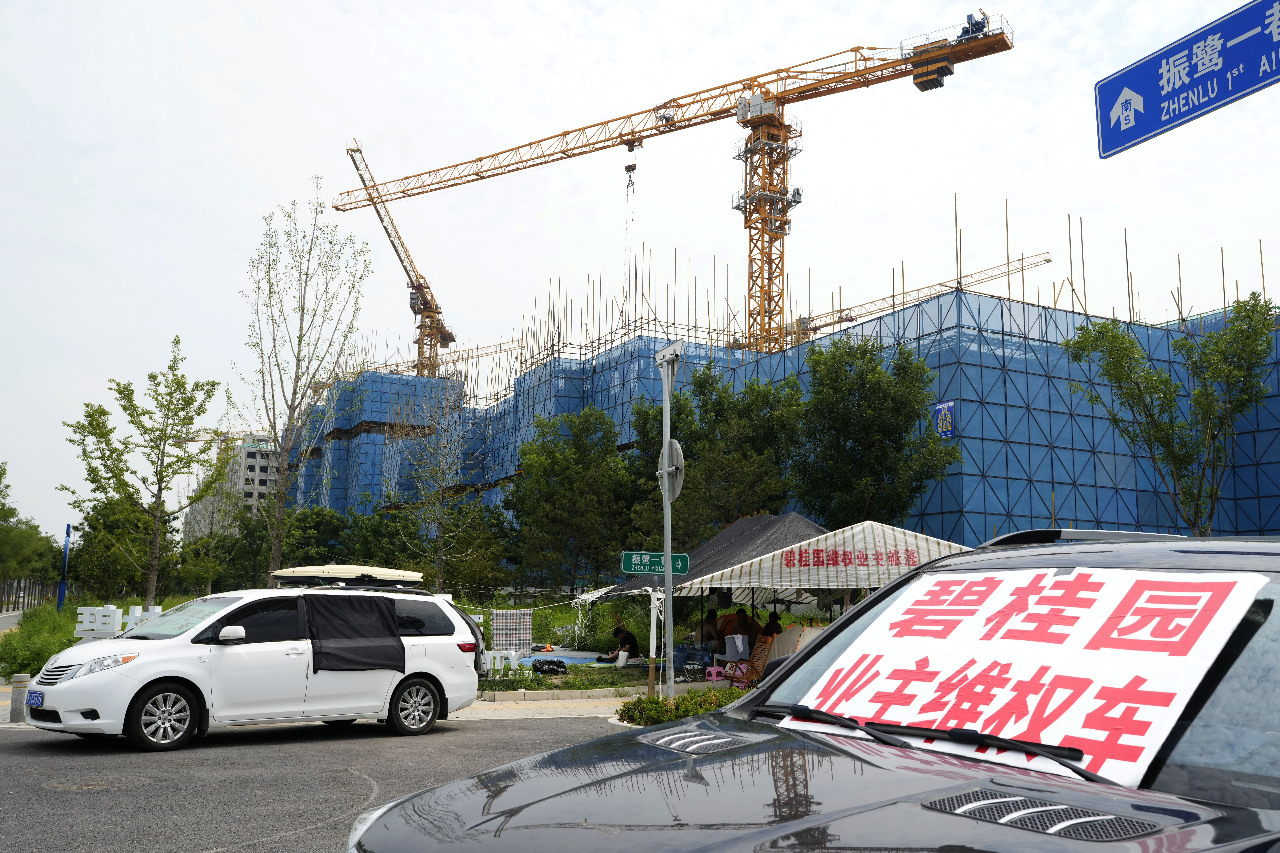 中國房地產問題頻傳，地產商債務危機、民眾資產縮水，還款困難增加，但金融體系卻仍可以維持相對穩定，但這些被移轉的壞帳並未消失，只是成為中國金融體系長期未爆彈。圖為中國地產開發商碧桂園的爛尾樓。(美聯社/達志影像)