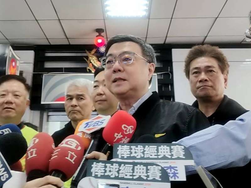 卓揆8日上午在台北車站受訪表示，他是利用假日自費前往日本為台灣隊加油 (央廣記者王照坤 攝)