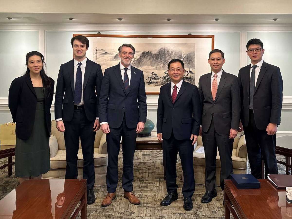 美國APEC資深官員梅斯(Casey Mace，左三)3日上午拜會外交部次長葛葆萱(右三)，右二是我國APEC資深官員孫儉元 (外交部提供)