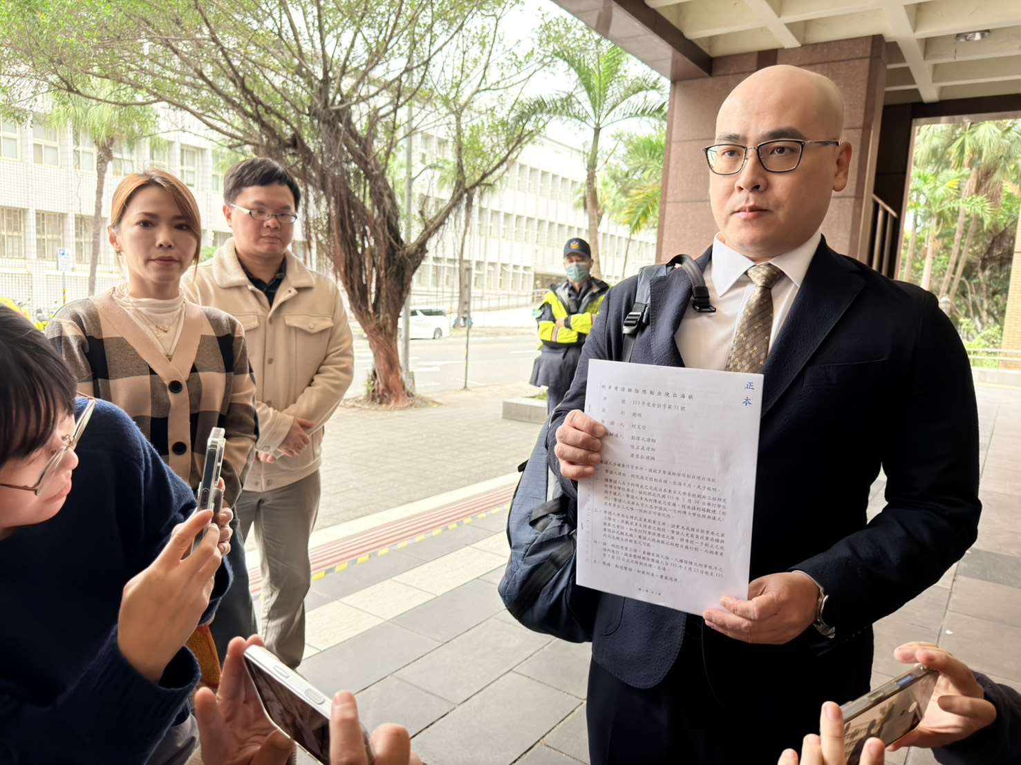 民眾黨前主席柯文哲9日上午委託律師蕭奕弘向北院遞狀聲請3月23日至25日短暫解除境管。(鄭佑漢 攝)