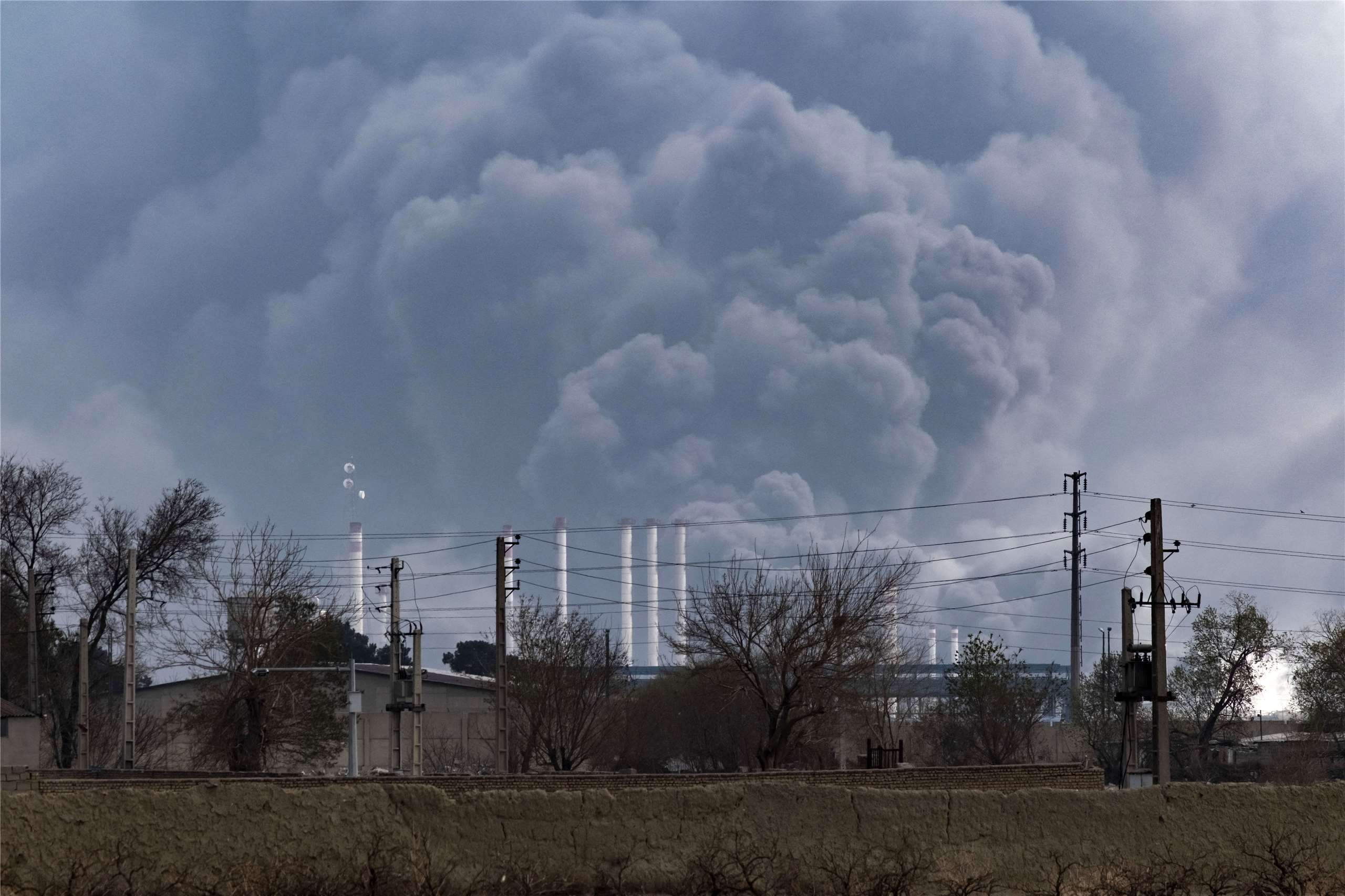 美國與以色列日前聯手轟炸伊朗，圖為德黑蘭的石油儲存設施遭擊冒出濃煙。資料照。
