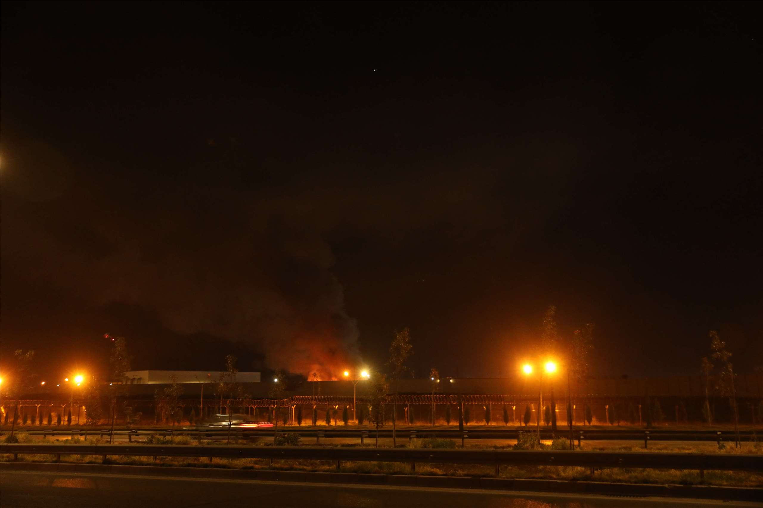 伊拉克阿比爾(Erbil)附近的美國領事館和阿比爾國際機場附近(美軍基地也位於該地區)發生爆炸畫面。(AFP)