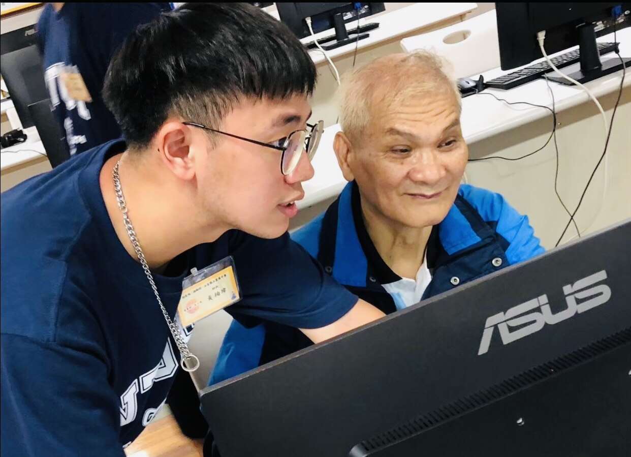 台科大技優學生前進花蓮，教導高中生和進修部學員學習電腦繪圖與3D列印技術，實現偏鄉教育與社會服務。(圖：胡家紋老師提供)