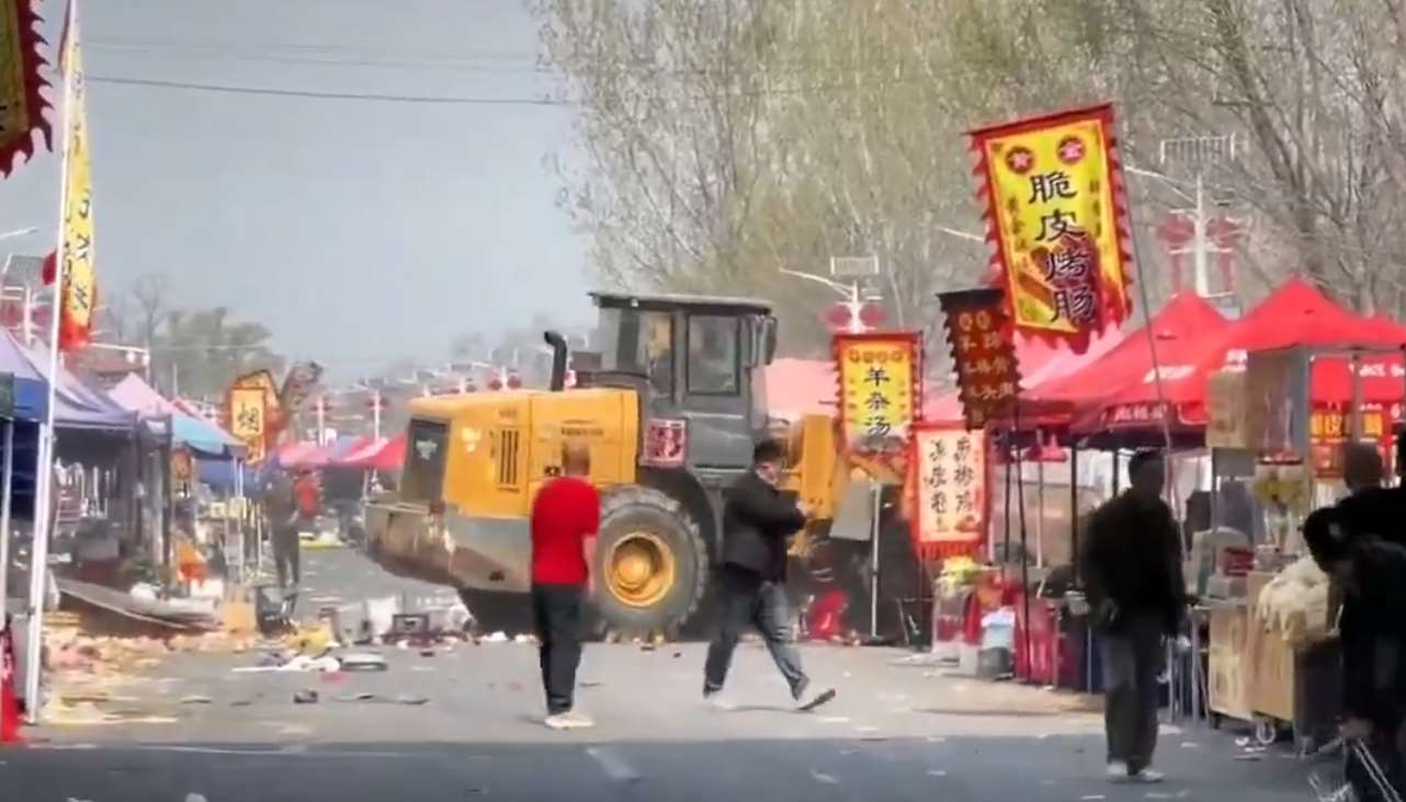 一輛黃色的大型推土機29日上午11時過後快速駛入市集內，不但四處橫衝直撞，駕駛者且專挑人潮多的地方撞擊。(翻攝X平台)