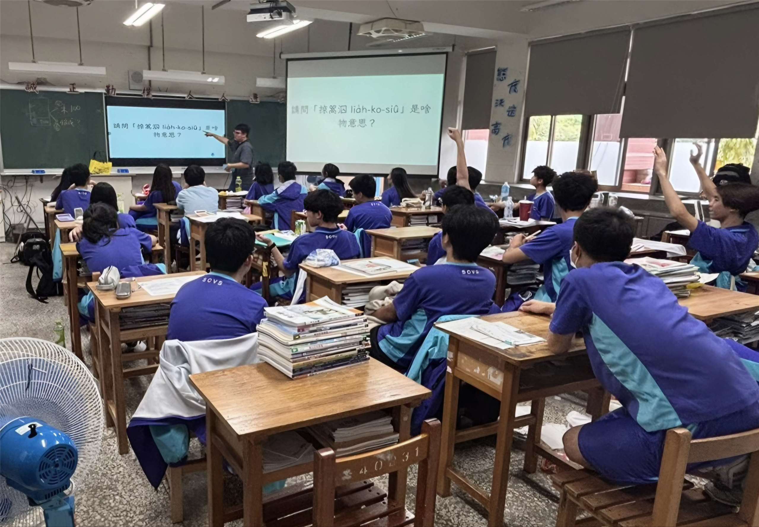 台語認證考試7日登場，首度A、B、C卷都採電腦化測驗，共有1.4萬餘人報名。圖為三重商工學生於課堂學習臺灣台語。(圖：教育部)