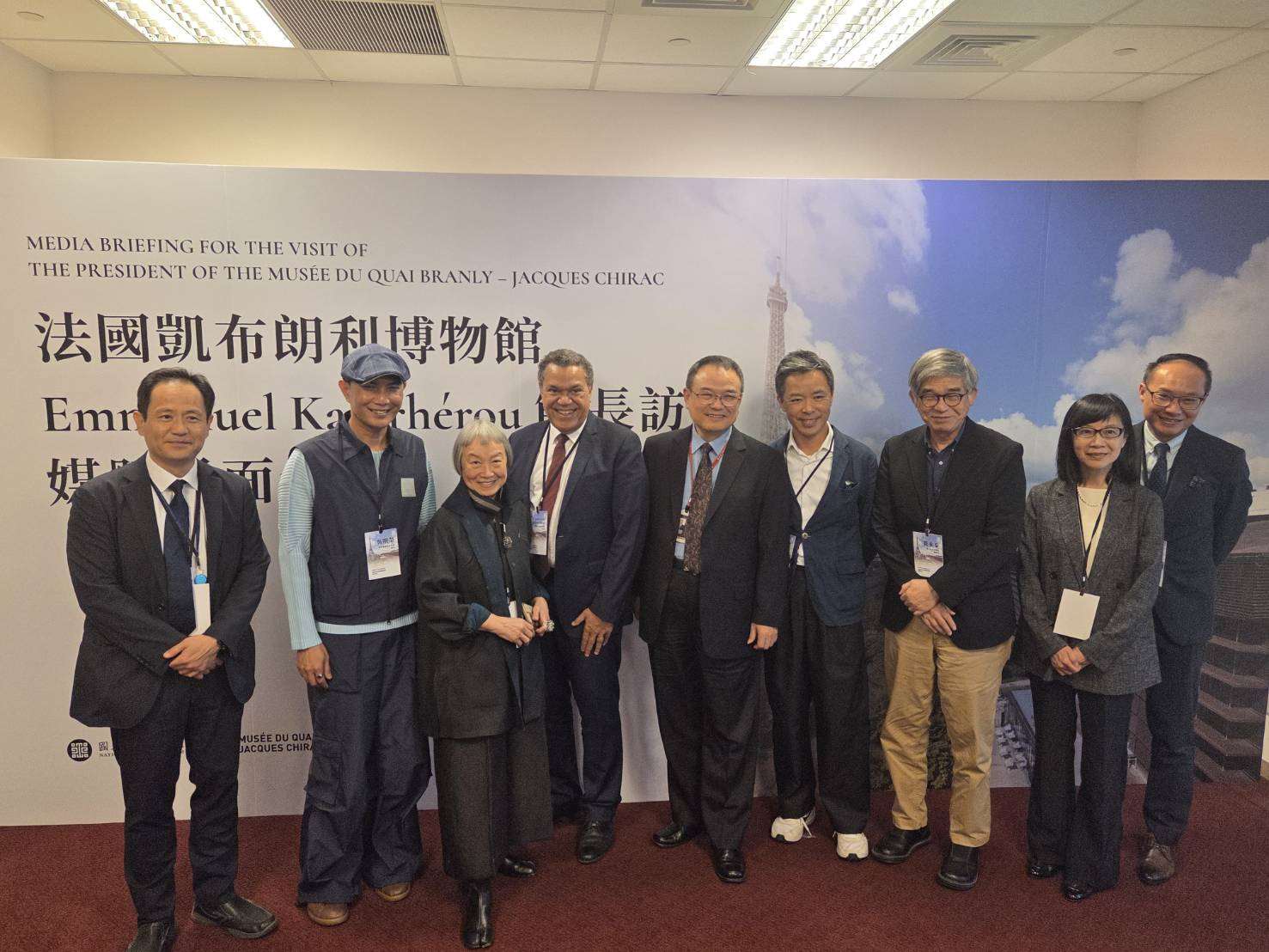 巴黎故宮「龍展」落幕，相關文物由法凱布朗利博物館館長艾曼紐爾·卡薩(左四)親自護送回台，他也在16日在與台灣媒體見面會上預告，年底將與屏東縣立美術館攜手策劃全新特展。左五為故宮院長蕭宗煌，左二屏東縣政府文化處長吳明榮。(江昭倫 攝)