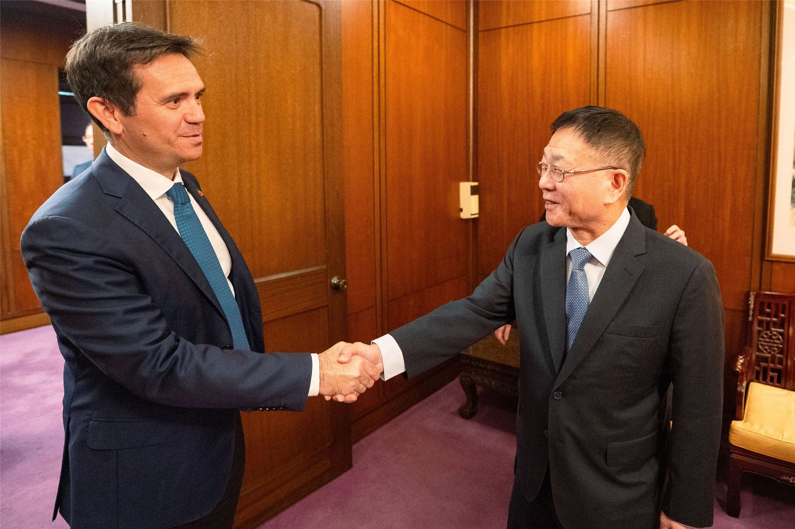義大利力量黨（Forza Italia）隸屬義國政府執政聯盟之一，卡塔紐(圖左)是義大利國會友台協會成員，2026年1月甫率領訪問成員橫跨6政黨的訪團到台灣。(圖:外交部)