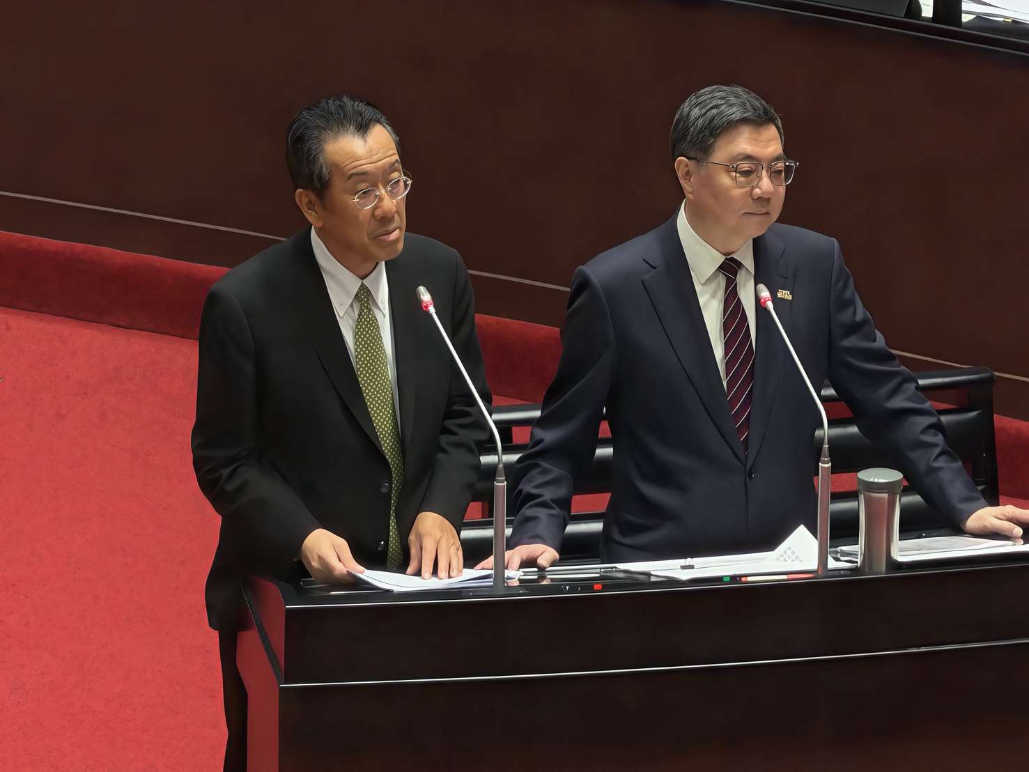 行政院長卓榮泰(右)及國防部長顧立雄24日在立法院備詢。(鄭佑漢 攝)