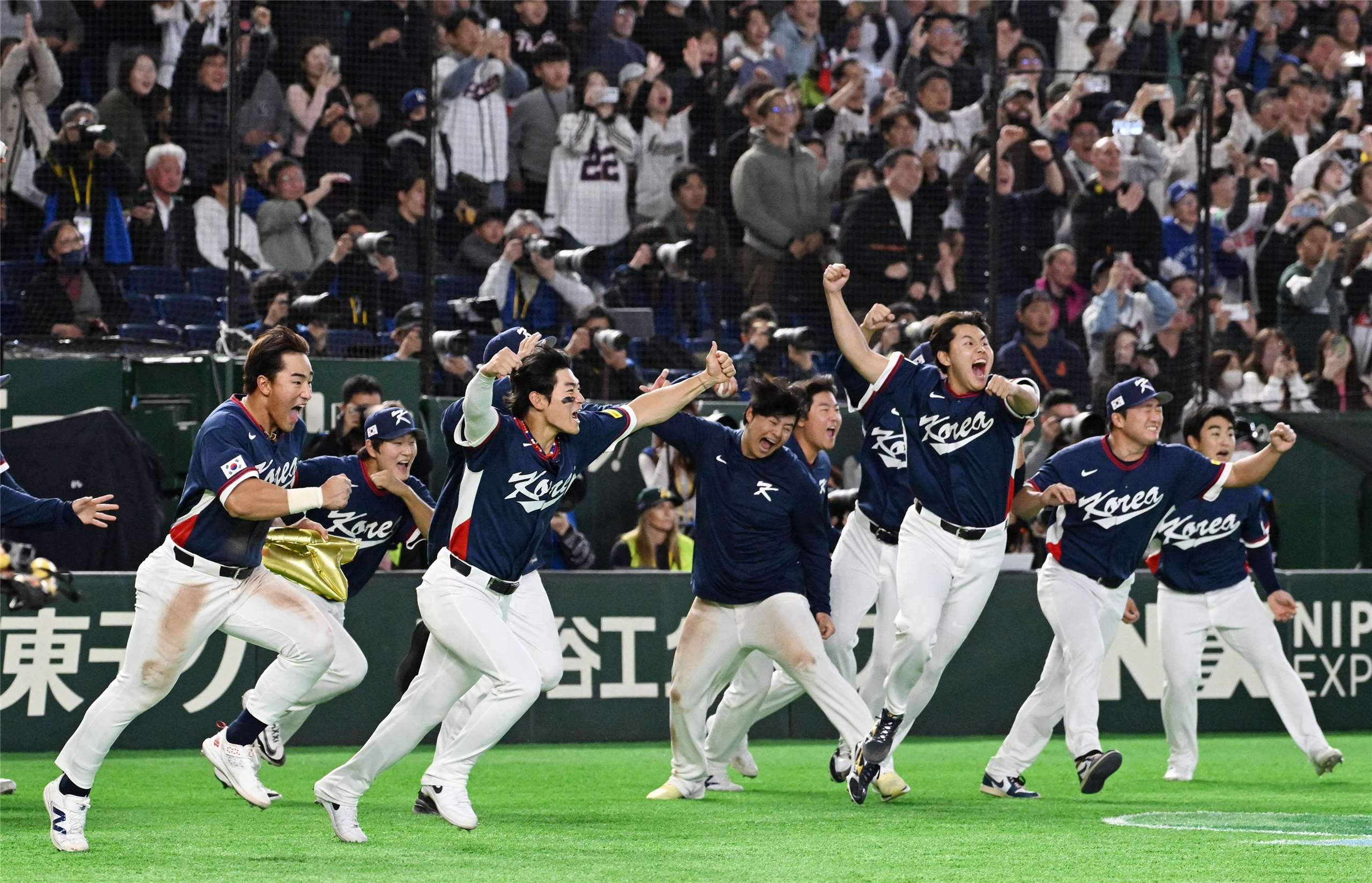 韓國隊慶祝打敗澳洲，晉級WBC複賽。