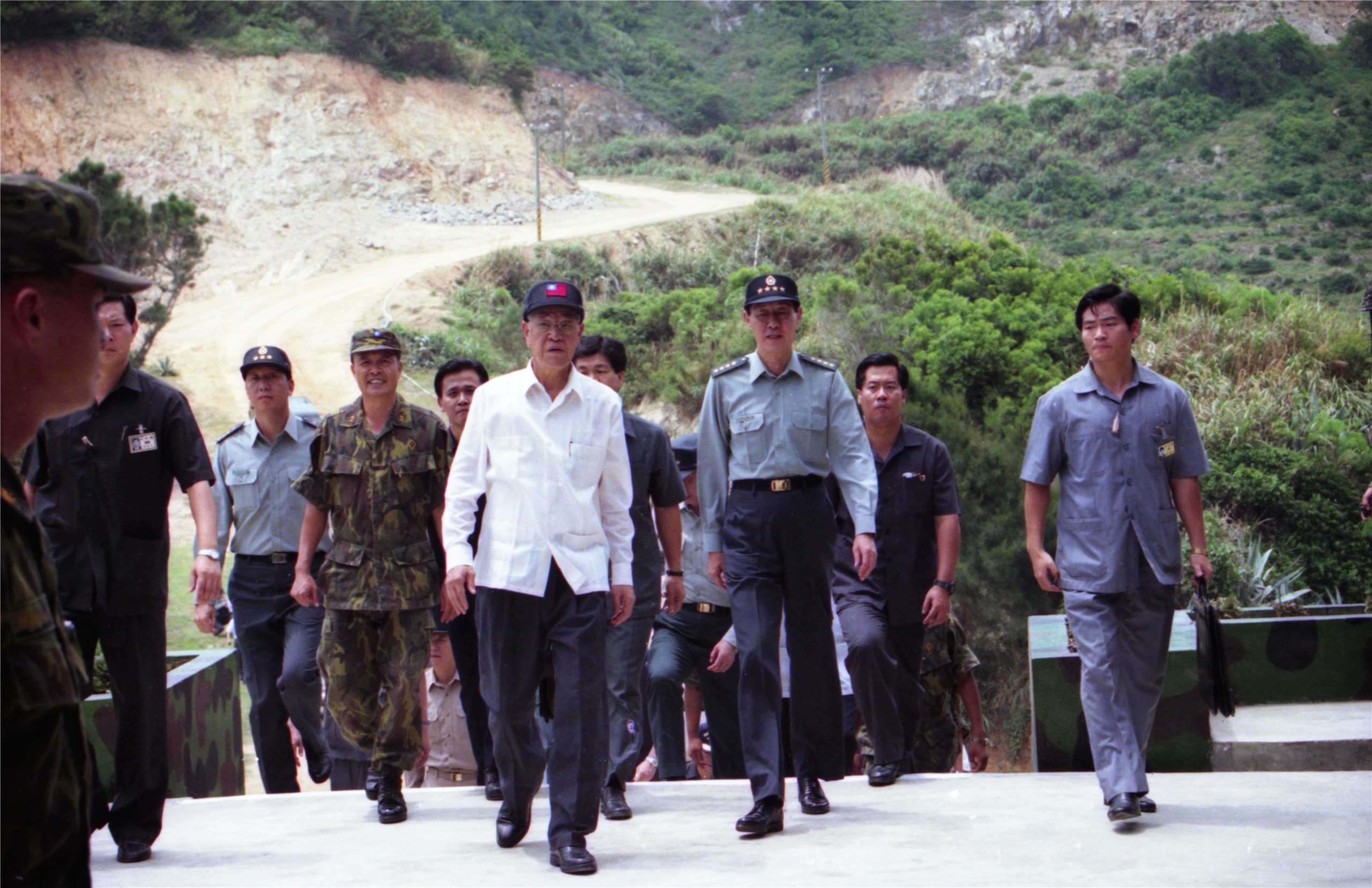 1996年期間，中共試圖以飛彈試射等軍事手段干預台灣總統直選。圖為前總統李登輝(白衣)與前參謀總長的羅本立(右2)於1996年8月31日巡視東馬資料照。(軍聞社提供)