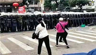 白髮婆婆多次向防暴警察投擲雞蛋和石塊。（影片截圖）