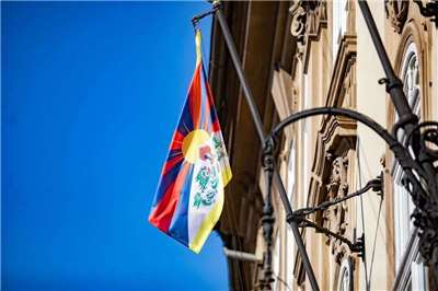 捷克參議院10日在參院大樓懸掛西藏旗以響應「西藏抗暴日」，提醒世人西藏人權議題。（捷克參議院提供）