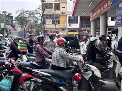 越南首都河內5日出現有加油站因戰火而出現供應中斷的情形。部分民眾告訴中央社，油價已有感上漲，且覺得這兩天加油的人龍比平常多。 (圖：中央社)