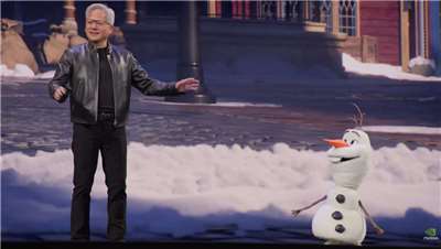 輝達GTC大會上，執行長黃仁勳與驚喜現身舞台的迪士尼知名角色「雪寶」實體機器人進行互動，展示實體AI在數位孿生環境中學習以及應用於現實世界的成果。(YT/@NVIDIA)
