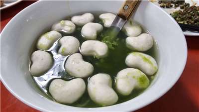 澎湖餐廳和家庭裡常吃的狗母魚丸海菜湯