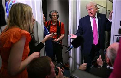 川普總統29日在空軍一號專機上，向媒體發表談話，談到古巴和伊朗等問題。