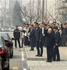 前中國國務院總理溫家寶(圖中舉手者)近日現身位在北京的中國科學院。影片中的溫家寶滿頭白髮，精神狀態良好，面帶笑容。(網路圖片)