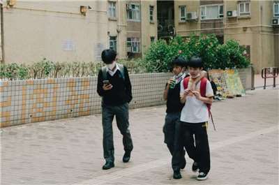 從「小學雞」進化到「中學雞」那種微妙的權力轉移，不但是求學階段的變化，更是一場關於「自由」的初體驗。(示意圖/Unsplash)