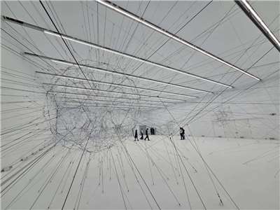 阿根廷藝術家托馬斯・薩拉切諾（Tomás Saraceno）首次在台大型個展《共織宇宙》（Interwoven），從蜘蛛的微觀感知出發，延伸至宇宙尺度的想像，邀請觀眾重新思考生命與環境的如何共存。(江昭倫 攝)