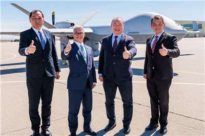 國防部副部長徐斯儉於美西時間17日出席中華民國空軍「MQ-9B高高空無人機」首批2架交機典禮。 (圖:國防部)