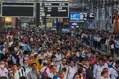 圖為孟買車站的人潮。資料照。