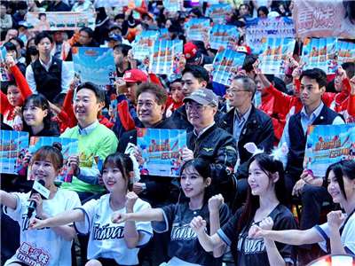 行政院長卓榮泰8日在台北車站出席中華電信「全台集氣，最強應援在中華」公播活動 (央廣記者王照坤 攝)