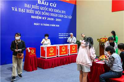 越南民眾在國會選舉期間於投票所投票。資料照。