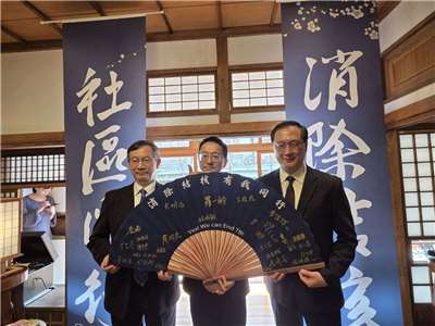 疾管署24日舉辦「消除結核 社區同行」2026世界結核病日記者會，中華民國防癆協會理事長余明治(左起)、疾管署長羅一鈞、台灣結核暨肺部疾病醫學會理事長王振源出席，呼籲全民共同重視防範結核病。(江昭倫 攝)