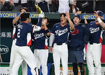 韓國隊文保景在二局上擊出一支2分全壘打後，和隊友慶祝。