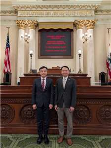 我國駐舊金山辦事處處長伍志翔(左)10日訪問加州首府沙加緬度時，與加州眾議員謝德智(Tri Ta)(右)合影的照片。(X平台/@san_taiwan)