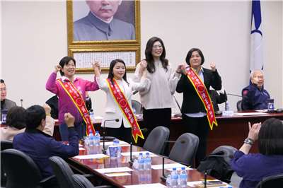 國民黨今天(4日)進行第二波縣市長提名，徵召立委張嘉郡參選雲林縣長、立委陳玉珍競逐金門縣長、吉安鄉長游淑貞出征花蓮縣長。(趙婉淳 攝)