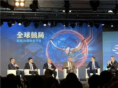 「AI國家隊高峰論壇」26日登場，經濟部政次何晉滄(左二)、宏碁創辦人施振榮(左三)等人出席活動。(蔡芃敏 攝)