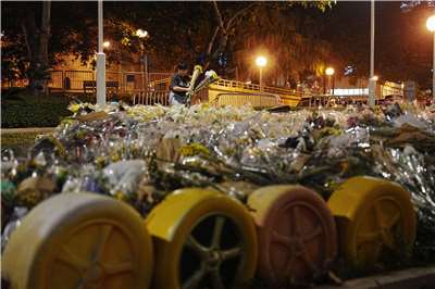 宏福苑大火，是一場可以被預防的災難。圖為一名義工在宏福苑附近整理悼念大火罹難者的鮮花。資料照。