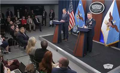 美國戰爭部長赫格塞斯(Pete Hegseth)(右上)13日舉行記者會，說明對伊朗軍事行動最新戰況。(FB/@DepartmentofWa)