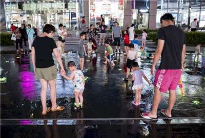 2021年5月31日中共中央政治局宣佈實施「三孩政策」。 (圖：中央社檔案照)