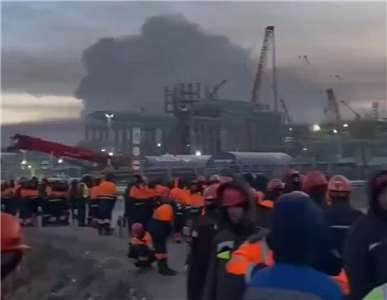 波羅的海重要石油出口樞紐烏斯特盧加港(Ust-Luga)遇襲，當地設施起火燃燒，許多工人進行疏散。(X平台/@BeateLandefeld)