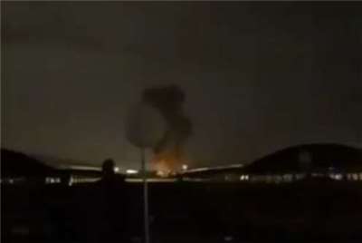 科威特國際機場油槽24日凌晨遭無人機攻擊後起火。(X平台)