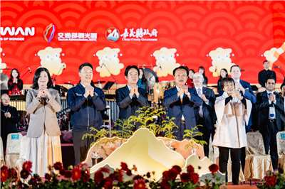 賴清德總統(中)、交通部長陳世凱(中左)以及嘉義縣長翁章梁(中右)於3日元宵夜共同為「2026台灣燈會」主持開燈典禮。(觀光署提供)