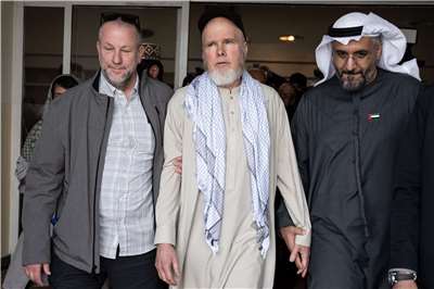 被阿富汗拘留的美國公民柯益爾(Dennis Coyle,中)24日獲釋。