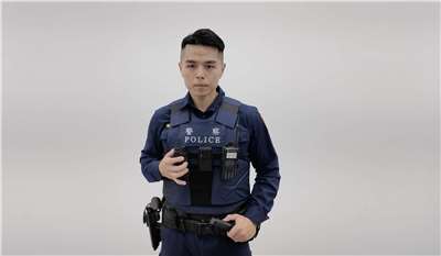 員警穿著新式背心式防彈衣。(圖：內政部警政署)