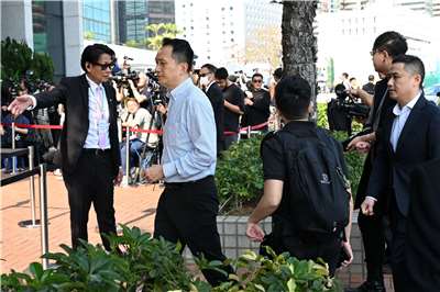 負責調查香港大埔宏福苑大火慘劇肇因的獨立委員會，19日舉行首場聽證會。(AFP)