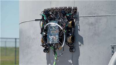 美國Gecko Robotics研發的爬牆機器人。 (圖:X@geckorobotics)