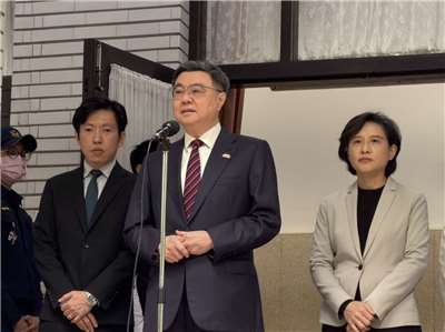 行政院長卓榮泰(中)24日赴立法院施政總質詢前受訪。(鄭佑漢 攝)