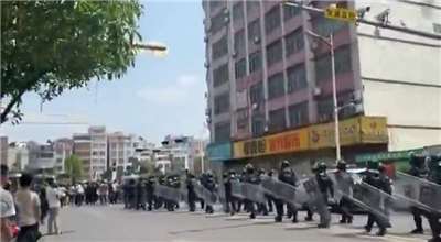 廣東茂名信宜市因擬建的火葬場鄰近民居而引發民怨，近日出現示威。圖為大批防暴警察前往現場與民眾對峙。(X@whyyoutouzhele)