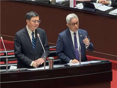 行政院長卓榮泰(左)及國防部副部長徐斯儉(右)31日在立法院備詢。(鄭佑漢 攝)
