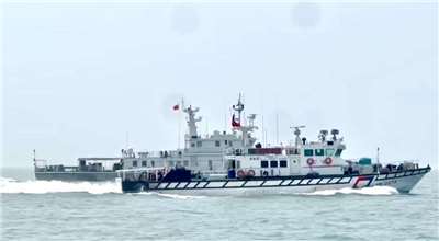 海巡署金馬澎分署第十二巡防區23日偵獲中國海警船接近我國水域，立即調度巡防艇併航對應強力驅離。(海巡署提供)