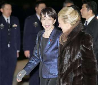 日本首相高市早苗就任後首次訪問美國，預計當地時間19日與美國總統川普舉行會談。圖為高市18日抵達美國安德魯斯空軍基地。(AFP)