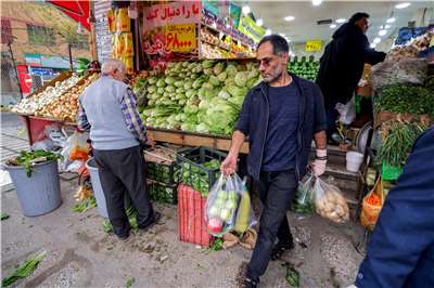 伊朗官方統計中心29日表示，截至3月中旬，伊朗的年通膨率已攀升至50.6%，較前1個月上升3個百分點。圖為民眾在德黑蘭一家雜貨店購物。(AFP)