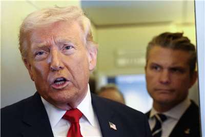 美國總統川普在「空軍一號」(Air Force One)發表談話。